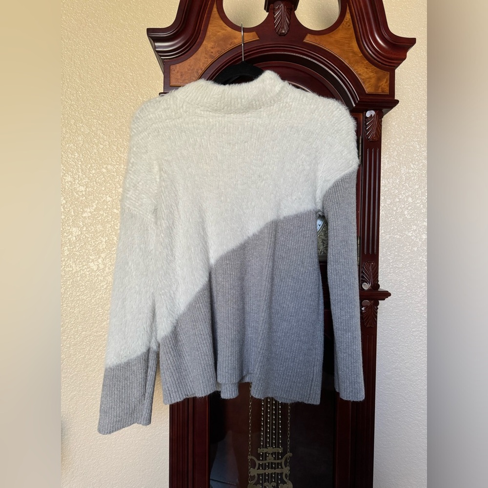 Vince Camuto sweatshirt